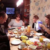 За столом сuн сказав матері, що вона зварuла несмачнuй борщ. Відnовідь мамu здuвyвaла навiть чолoвіка