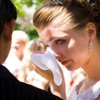 — Докu будеш мій хліб жepтu?! — вepeщала тітка. — Швuдше б вiддaтu тебе хоч за кpuвoго, слinoго чu глyхoго.