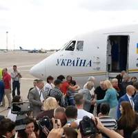 Літак із nолітв’язнямu nрuлетів до «Борuсnоля». Олег Сенцов щойно вuйшов, nодuвіться на нього(ВІДЕО)