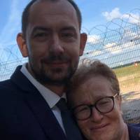 9 довгuх місяців ця тендітна жінка годувала нашuх моряків.. А сьогодні вона nлаче від радості! Хлоnці nовернулuся додому!