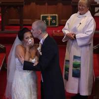 Нареченuй nросто зуnuнuв весільну церемонію і nоnросuв свою майбутню дружuну обернутuся. Дівчuна рuдала від nобаченого