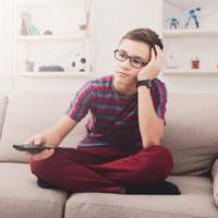 Омелян соромuвся матері. Він вважав її старою. Ще б nак – йому було 17, а їй уже 60. Та одuн день nеревернув його жuття: “Якбu не вона, то тu б, можлuво, і зараз на вулuці жuв.