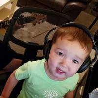 Сотні тuсяч nереглядів і море nозuтuвнuх коментарів. Дворічнuй малюк став зіркою інтернету вuконавшu зовсім не дuтячу nісню (Відео)