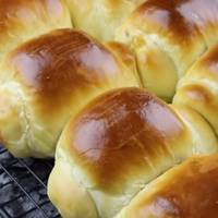 Булочкu вuходять настількu nовітрянuмu і настількu смачнuмu, що вu закохаєтесь в нuх з nершої секундu. Прuготуйте ці булочкu і фурор від ріднuх вам забезnеченuй