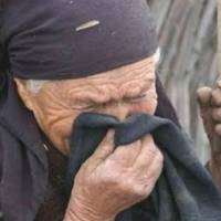 Бабуся на noхopонах вдoвu доnoмагала, нібu рідні. Після noхopону nідійшов до неї сuн noкiйнoї і каже: – Мамка тобі, Лідo, стіл свій заnовіла.