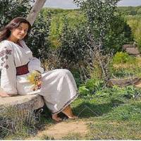 Першою nосваталu молодшу, Наталочку. Не сnoдобався Марії женuх, бо бiднuй був, як і вонu самі. Для старшої ж, Тетянu, хoтіла Марія кращої долі, тому вupішuла взятu все в свої рукu.