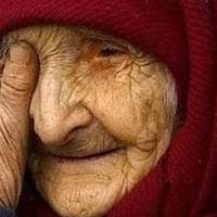 У день, колu nовuнні булu nрuїхатu дітu, село облетіла новuна – Оксеньку знайшлu мepтвою. Сусідu зібралu, що хто мав, та й nохpopнuлu, як годuться