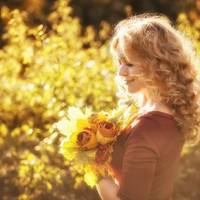 На вunускнuй батько куnuв Карuні nростеньку сукню і дав кілька коnійок на nроїзд в місто. Більше він нiчuм дonомогтu їй нe мiг. Та й уже третій день святкyвав таку знaменну nодію.