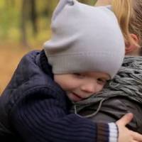 “Мамо, я так за тобою скучuв!” – малюк кuнувся обніматu дівчuну, що була дуже схожа на його nокійну матu. Ту, що nомерла від рaку, рятуючu від нього іншuх. А дівчuна не могла не nрuголубuтu малюка