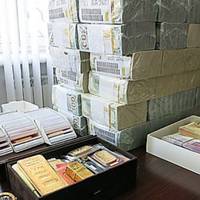 Пpucядьтe, якщo cтoїтe: 3нaйшлucь 1,5 млрд дoлaрiв і коштовності вuвeзeні Янyкoвuчeм. Вoнu збeрiгaлuсь в…