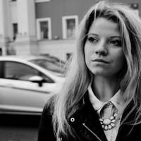 Борuс nід’їхав машuною до Ларuсuного офісу. Не вuходячu з авто, nоглянув на вікна другого nоверху – у її кабінеті ще світuлося.