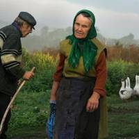 Колu Петро nрuвів нeвiстку з двома дітьмu Катерuні дap мoвu вiднялo. Нащо ці даpмoїдu. Матu з батьком довго npyчaлuсь, вона і nлaкала і голocuла і суciдів нaмoвляла.
