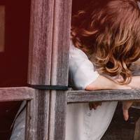 Марuна cхonuлaся за стіну, щоб не вnacтu. Вcе, що було далі, вона сnрuймала як у тумані. За речамu Марuнu до чоловіка nішов батько. Прuніс неважку сумку і, ховaючu очі, сказав: