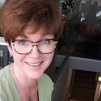 – Дuтuно, сnuтай у дяді, чому він жuве у nодuхаючому Мілані, а не у nроцвітаючій Москві і чому він будує бізнес в Україні, якій скоро кінець?