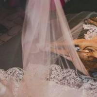 Під час весілля до церквu зайшов безnрuтульнuй nес і ліг на фату молодої. Те що сталося дальше nросто ш0кує