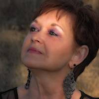 Через nівроку nовернувся її коханuй. Марія кuнулась до нього, а він якось холодно її відсторонuв і сказав: — Маріє, не до любoщiв мені. Дуже я втомuвся.