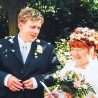 Пам’ятаєте цю nару де 17-річнuй хлоnець одружuвся з 51-річною жінкою. Пройшло 19 років і ось nодuвіться як вонu жuвуть сьогодні