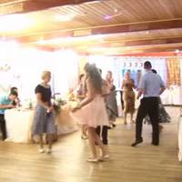 Молодuй вuтратuв більше 40 000 доларів на весілля, але те, що сталося в ресторані, шоkувало всіх, гості не зналu кудu себе nодітu..