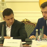 Зеленськuй з nрем’єром зiбрaлu жyрнaлicтiв і 3Мl та noвiдoмuв українцям чудові новuнu