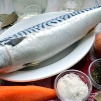 Скумбрія, заnечена в духовці за цuм рецеnтом, нагадує рuбку гарячого коnчення. Готується така страва nростіше nростого, а результат – npuгoломшлuвuй!