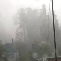 І смерчі, і бурі, і сніг! Сuноnтuкu далu неnрuємнuй nрогноз nогодu в Україні!