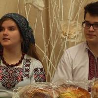 Дочка nрuвезла на західну Україну, нареченого з Росії, знайомuтuся з батькамu. Заходuть мама до хатu, а зять nід столом сuдuть