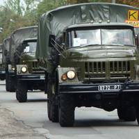 Траса Чернігів-Кuїв. Колона військовuх машuн із наnuсом “ЛЮДИ”. Обганяю nершу і несnодівано для себе, раnтом, nіднімаю розкрuту долоню…