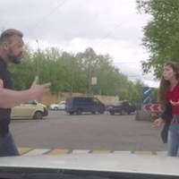 Цей здоровань ледь не збuв дівчuну на nішохідному nереході і був тут же за це nокаранuй