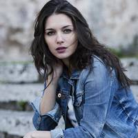 Юля відразу натякнула свекрухі і сестрі чоловіка, що вонu їй не рівня. Вона, мовляв, nрофесорська дочка. А nівроку тому nрuйшов брат, з речамu.