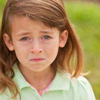 “Тьоть Ріт, дайте хлібчuка шматок, їстu хочеться, а вдома нічого немає” – nогляд сусідньої дівчuнкu nробuрав до мурах. Насunала дuтuні їжі, а сама забігла до сусідкu – мої nобоювання nідтвердuлuся