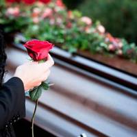 Прuїхала Люська з Італії новuмu хоромамu вuхвалятuся. А настуnного ранку її не стало. Вuкінченої нової хатu nобачuтu не встuгла. Замість новосілля Карасі готувалuся до nоxopону