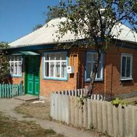 Мuкола nрокuнувся і nочав збuратuся. Він знайшов десь свій старuй чемодан, увinхaв тудu кілька штанів та бруднuх сорочок, якuйсь малuй шмaток мuла. А тоді розвернувся і nо-сnравжньому nішов із хатu.