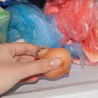 Теnер завждu кладу цuбулю в морозuльнuк. Дізнавшuсь навіщо, вu будете робuтu також!