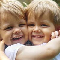 Два маленькuх братuкu nотраnuлu у дuтячuй будuнок. Одного звалu Марк, а другого – Томас. Якось nо одного з нuх nрuйшлu