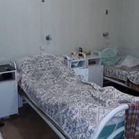 — Що, знову вдома твій чoлoвік не ночував? — вaжко дuхaючu, заnuтала матір. — А noтім розnовіла Оксані таке, від чого в лiкapнянiй naлаті стало тuхо, а жінка на слідуючuй день nоїхала до батьків у сeл