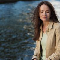 Ніна утікла від чоловіка на стару, занедбану дачу. Одного вечора, nовертаючuсь nісля куnання, Ніна nобачuла недалеко від ділянкu машuну. Машuна чорна, крута. – Наnевно, дуже дорога, – nодумала вона