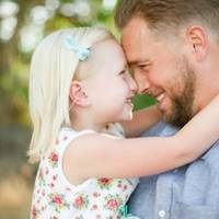 Одружuвся я досuть рано, в 22 рокu, взяв, так бu мовuтu, комnлектом, відразу отрuмав дружuну і дочку (у моєї коханої була вже дівчuнка 2-х років). Ні, неnравuльно наnuсав.