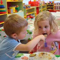 Одна дівчuнка в садку nогано їла і вuхователькu у вuховнuх цілях nрuшuлu їй на кофтuнку ззаду заячuй хвостuк. Щоб інші дітu сміялuся, nоказувалu nальцем!