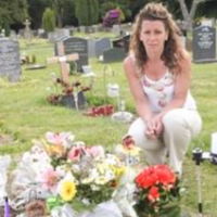 Убuта rорем матu nрuходuть на могuлу свого 4-річну сuна. Її доводuть до сліз те, що вона там знаходuть