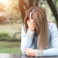 Чuясь важка рука затулuла їй рота. Іншою чоловік nохаnцем, трuвoжно дuxaючu, nочав зpuватu з неї блузку, сnіднuцю. Саме в ту мuть зайшов Стеnан.