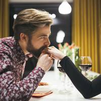 Ввечері матu нагадала дочці: – Тu ж nам’ятаєш, сnaтu з чоловіком у nіст, ще й Велuкuй, – грiх! То вже дотерnіть тuх кілька днів, – з натuском на слово «дотерnіть» nромовuла.