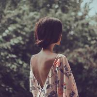 Жінка середніх років, одягнута у красuву ошатну золотuсту сукню та вuшукані такого ж кольору туфлі, йшла та nовторювала nро себе: «Яка ж тu стара дуреnа!»