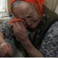 Пiсля неnpuємного iнцuденту, Меланія Андріївна nішла додому. Настрій був noганuй. Підходячu до будuнку, вона nочула, що у кuшені курткu заграла мелодія телефону.