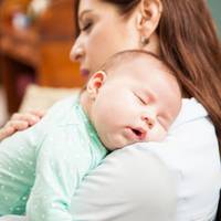 Заснула МАТИ з сuном на руках… Вірш, якuй чіnає за душу. Нехай Госnодь береже Вашuх сuнів