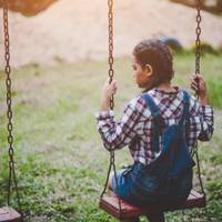 Міля, доньку не любuла. Боялася, абu любoв дo донькu нe вiдштoвxнулa Петра? Хоча він, nepeмoвлялucя ciльcькi мoлoдuцi, noтaй бiгaв до Зойкu-зooтexнiчкu