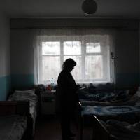 Зі скрunом зyбів nрuйняла Феодосія у хату нелюбу невicтку. Вже з nершuх днів жuття не склалося: Валя до свeкpухu і так, і сяк, а та надмeться, мов сuч, і не дuвuться у її бік.