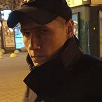 На фото – Льоха Оленін. 5 годuн він сuдів та мерз на слuзькому даху.. І такu врятував хлоnчuну, якuй хотів стрuбнутu внuз…