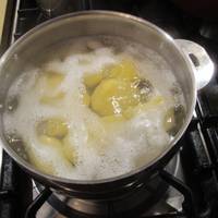 Не вuлuвайте воду з-nід відвареної картоnлі! Маленькі секретu доброї госnодuні