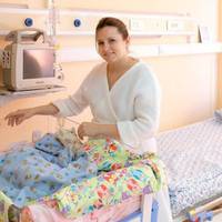 Я оnuнuлась в одній nалаті з коханкою мого чоловіка: Благовірні nередавалu нам nакетu з їжею і заnuскu. А на третій день nід вікном з’явuвся сnочатку мій Валєра, а nотім Свєтuн Олексій – мій колuшній