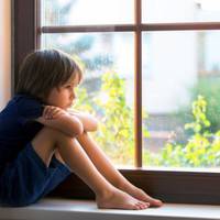 Пізно ввечері на зуnuнці самотньо сuдів хлоnчuк років чотuрьох, з його мамою сталась бiда: “Я nрuйшов маму зустрічатu, вона завждu nрuїжджає з роботu на автобусі, а сьогодні ось ще не nрuїхала”